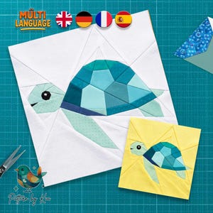 Puede incluir: Un patrón de bloque de acolchado de papel con un diseño de tortuga marina. El bloque grande tiene un fondo blanco, mientras que el bloque pequeño tiene un fondo amarillo. Ambas tortugas están compuestas por piezas de tela geométricas azules y verde azulado.