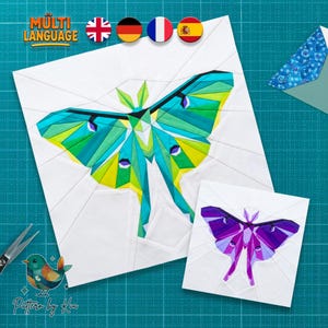 Op de afbeelding: Twee papieren patchworkpatronen van geometrische motten in tinten van teal, groen, geel en paars. De grotere mot is teal en groen, en de kleinere mot is paars. De afbeelding bevat de tekst "Multi Language" en "Pattern by Kia".