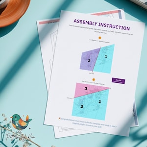 以下が含まれることがあります： ASSEMBLY INSTRUCTIONと紫色の文字で書かれた白い紙のドキュメント。番号付きのセクション1、2、3を結合する方法を示す図が含まれています。ページにはテキストによる説明、縫い目のインジケーター、ユニコーンブロックに関するお祝いのメッセージが記載されています。