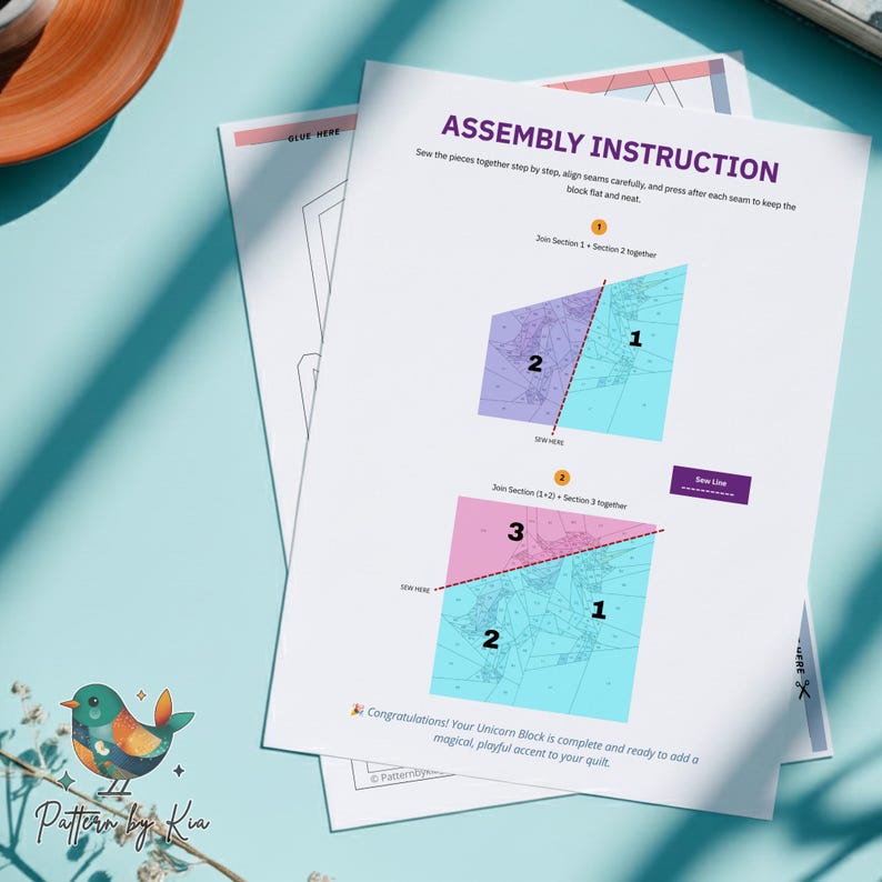 以下が含まれることがあります： ASSEMBLY INSTRUCTIONと紫色の文字で書かれた白い紙のドキュメント。番号付きのセクション1、2、3を結合する方法を示す図が含まれています。ページにはテキストによる説明、縫い目のインジケーター、ユニコーンブロックに関するお祝いのメッセージが記載されています。