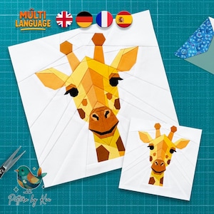 Peut inclure: Deux carrés de tissu blanc avec des motifs de girafes. Les girafes sont composées de formes géométriques dans des tons de jaune, d'orange et de marron. Le coin supérieur gauche affiche les mots "MULTI LANGUAGE" et des drapeaux. Le coin inférieur gauche porte le texte "Pattern by Kiu".