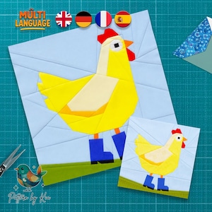 Könnte beinhalten: Ein Patchwork-Muster aus Papier mit einem gelben Huhn, rotem Kamm und blauen Stiefeln auf hellblauem Grund. Das Design enthält eine kleinere Version desselben Hühnermotivs sowie den Text Multi Language im oberen Bereich des Bildes.