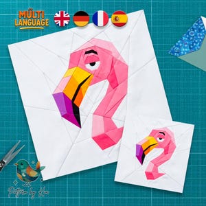 Puede incluir: Dos cuadrados de tela blanca con un diseño de flamenco rosa. El flamenco tiene un pico amarillo, detalles morados y un diseño geométrico. La esquina superior izquierda tiene el texto "MULTI LANGUAGE" y banderas. La esquina inferior izquierda tiene el texto "Pattern by Kia".