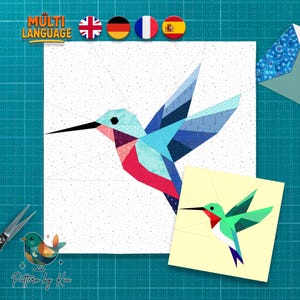 Può includere: Un disegno geometrico di colibrì nei toni del blu, rosso e verde acqua, presentato su uno sfondo bianco con un motivo a pois. L'immagine include una versione più piccola del disegno e il testo "Multi Language". Il disegno è per un blocco di trapuntatura.