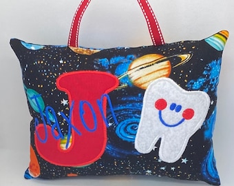 Almohada de Hada de los Dientes con temática espacial para niños o niñas tiene planetas y estrellas