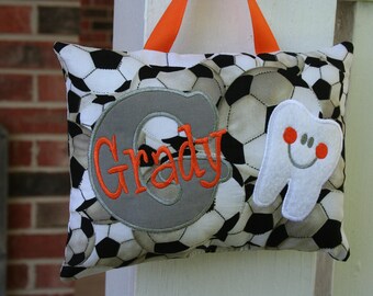 Almohada de hadas de los dientes - Fútbol - Deportes - Tabla de dientes - Negro y naranja - Regalo de cumpleaños - Regalo de bebé - Recuerdo