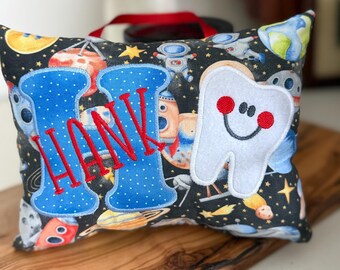 Almohada de hada de los dientes para niños con temática espacial y naves espaciales