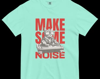 Könnte beinhalten: Helltürkisfarbenes T-Shirt mit einer Grafik einer Katze mit Sonnenbrille und Anzug, die an einem Plattenspieler auflegt. Die Worte "MAKE SOME NOISE" sind in roten Blockbuchstaben über und unter der Katzenillustration gedruckt.