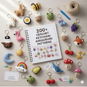 Puede incluir: Una colección de llaveros amigurumi de ganchillo, que incluyen una abeja, una llama, una rana y más. Un libro con espiral titulado "200+ Crochet Keychain Amigurumi Patterns" está en el centro. Los llaveros son de varios colores y diseños.