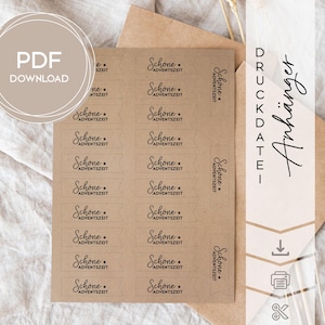 Puede incluir: Una hoja de papel kraft con múltiples etiquetas rectangulares impresas con las palabras "Schöne Adventszeit". Las etiquetas tienen un borde punteado y una estrella. Las palabras "PDF DOWNLOAD" están en un círculo en la esquina superior izquierda.