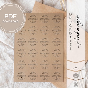 Puede incluir: Una hoja de pegatinas de papel kraft con un diseño negro repetido. Cada pegatina presenta el texto "HMM DR WAS DU brauchit" dentro de una corona circular y un corazón. Las palabras "PDF DOWNLOAD" están en un círculo en la parte superior izquierda.