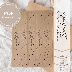 Könnte beinhalten: Druckbare Etiketten aus Kraftpapier mit dem Text "Eine Portion Glück" und kleinen schwarzen Kleeblatt-Designs. Die Etiketten sind für einen PDF-Download konzipiert. Die Wörter "Druckdatei" und "Banderole" sind ebenfalls sichtbar.