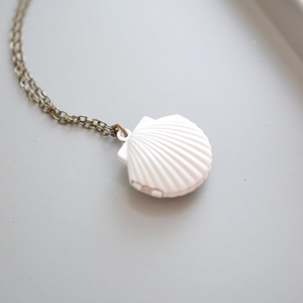 Mermaid Shell Locket Necklace,Sea Shell Locket, White Shell Locket Necklace, Ocean Necklace, Beach Wedding, White Seashell Locket Jewelry