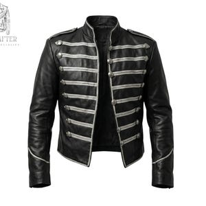 Könnte beinhalten: Schwarze Lederjacke mit silbernen Akzenten und Knöpfen. Die Jacke hat einen Stehkragen und silberne Streifen über der Brust. Das Markenlogo "MR KRAFTER LEATHER SPECIALIST" befindet sich in der oberen linken Ecke.