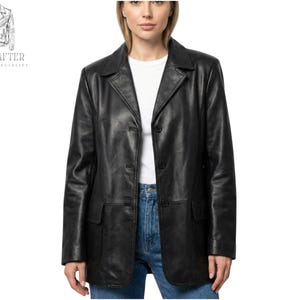 以下が含まれることがあります： クラシックなデザインの黒いレザージャケット。ノッチドラペル、フロントポケット2つ、3つボタン留め。画像には「MR KRAFTER LEATHER SPECIALIST」の文字と革ジャケのスケッチも表示されています。