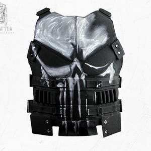 Puede incluir: Chaleco táctico negro con un diseño de calavera blanca en el pecho. El chaleco tiene múltiples correas, bolsillos y cierres ajustables. El logotipo "MR KRAFTER LEATHER SPECIALIST" está en la esquina superior izquierda. El chaleco está diseñado para protección y cosplay.