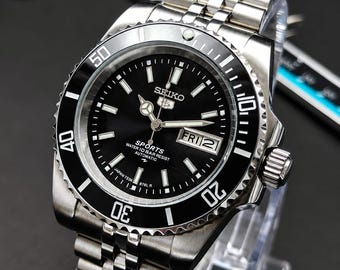 Vintage Seiko 5 Sports Automatic  Day Date Gent's Wrist Watch,Black Dial  Rotating Bezel
