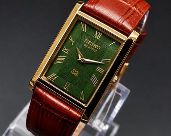 Reloj Seiko Slim Tank vintage, rectangular chapado en oro, esfera verde, correa de cuero.