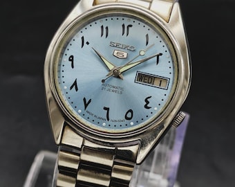 Orologio da polso automatico vintage Seiko 5 da uomo con datario e quadrante blu.