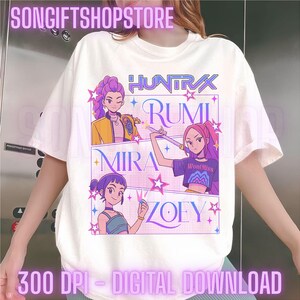 Può includere: T-shirt bianca con una grafica colorata in stile anime raffigurante tre personaggi femminili: Rumi, Mira e Zofy. La maglietta presenta anche il testo "HUNTRAX" e "WonMiss". Le parole "300 DPI - DIGITAL DOWNLOAD" sono in basso.