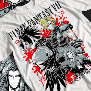 Puede incluir: Camiseta blanca con un diseño gráfico de Final Fantasy VII. El diseño incluye varios personajes al estilo cómic, con detalles en rojo y texto japonés. El título de la camiseta está impreso en negro.