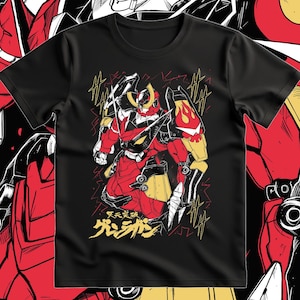 以下が含まれることがあります： 赤、黄、黒のロボット戦士のイラストが描かれた黒いTシャツ。デザインには日本語のテキストと、ダイナミックでアクション指向のスタイルが含まれています。ロボットは侍風のヘルメットと鎧を身に着けています。