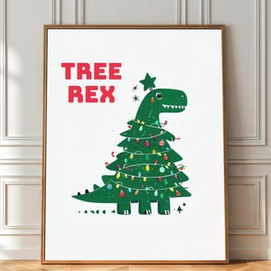 Può includere: Stampa incorniciata con un dinosauro verde a forma di albero di Natale, decorato con luci colorate e una stella. Il testo rosso "TREE REX" è sopra l'illustrazione del dinosauro. Una decorazione natalizia divertente e festosa.