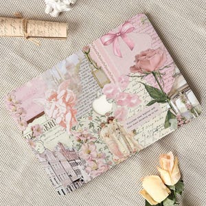 Puede incluir: Una funda decorativa para portátil rosa y blanca con un diseño romántico y vintage. La funda presenta un lazo rosa, rosas, querubines y elementos arquitectónicos. El diseño incorpora patrones de escritura y florales, creando una estética delicada.