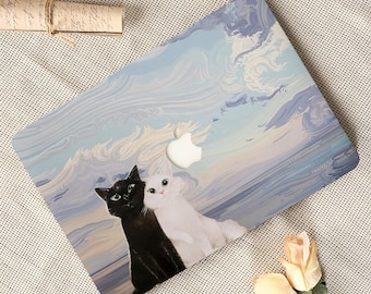 Könnte beinhalten: Laptop-Skin mit einer schwarzen Katze und einer weißen Katze, die sich umarmen, vor dem Hintergrund wirbelnder blauer und weißer Wolken. Das Apple-Logo ist sichtbar. Das Design hat eine malerische Ästhetik.