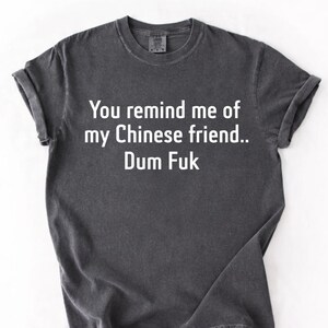 Me recuerdas a mi amigo chino Dum Fuk (Camiseta), Camiseta Comfort Colors, Camiseta con frases divertidas