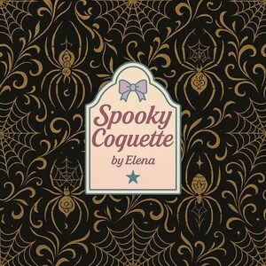 Puede incluir: Un diseño negro y dorado con arañas, telarañas y elementos florales. Un letrero rosa claro con un lazo azul, las palabras "Spooky Coquette by Elena" y una estrella azul en el centro de la imagen.