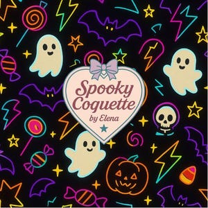 Puede incluir: Un fondo negro con un patrón repetido de ilustraciones temáticas de Halloween. El diseño incluye fantasmas, murciélagos, calabazas, caramelos, rayos, estrellas y un logotipo en forma de corazón que dice "Spooky Coquette by Elena."