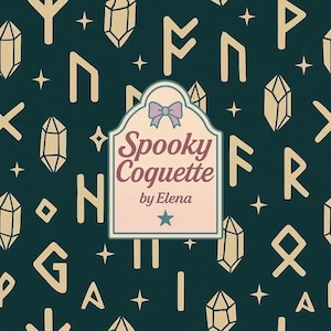 Puede incluir: Fondo verde oscuro con cristales beige, runas y estrellas. Un letrero central con un lazo rosa, el texto "Spooky Coquette by Elena" y una estrella azul.