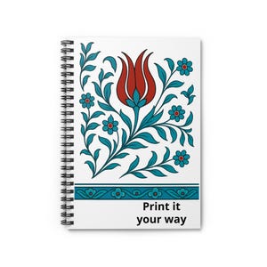Puede incluir: Un cuaderno con espiral y cubierta blanca con un diseño floral. El diseño incluye un tulipán rojo, hojas turquesas y pequeñas flores turquesas. Un borde turquesa con patrones florales en la parte inferior, con el texto "Print it your way" debajo.