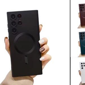 Puede incluir: Una funda rectangular para smartphone con un anillo de carga magnético circular en la parte posterior y un recorte para la cámara de múltiples lentes. Disponible en negro, burdeos oscuro, verde azulado oscuro y blanco, con acabado mate.