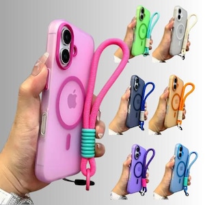 Puede incluir: Una colección de fundas de teléfono coloridas con cordones a juego. Las fundas se muestran en varios colores, incluyendo rosa, verde, gris, azul, naranja, morado y azul claro. Cada funda presenta un diseño circular con un logotipo de manzana y un anillo magnético.