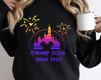 Koszulka Disney 2025 | Koszulka z motywem rodzinnych wakacji | Koszulka z nadrukiem zamku Disneya z fajerwerkami | Spersonalizowany prezent z Magic Kingdom