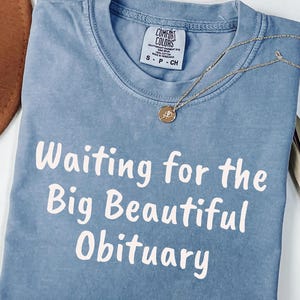 Camiseta "Esperando un obituario grande y hermoso", camiseta anti-Trump con colores cómodos, camiseta anti-Trump y anti-MAGA, regalo para quienes odian a Trump, camiseta anti-republicana