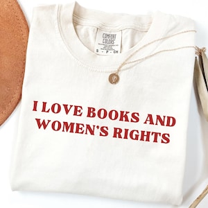 Camiseta "Amo los libros y los derechos de las mujeres", camiseta feminista Comfort Colors® para amantes de los libros, camiseta con estética feminista y coqueta, un regalo ideal para amantes de la lectura.