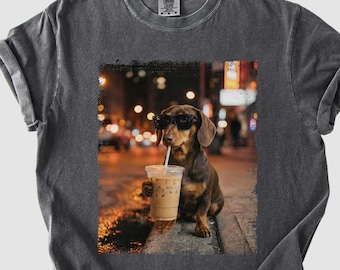Camiseta divertida de perro salchicha tomando café helado Comfort Colors®, camiseta vintage para perro, camiseta de salchicha, camiseta unisex con perro salchicha, camiseta para amantes de los perros