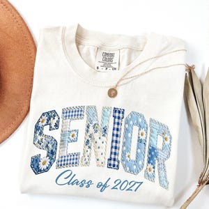 Camicia Comfort Colors® con motivo floreale patchwork per studenti dell'ultimo anno delle superiori (2027) - Abito da cerimonia per la laurea