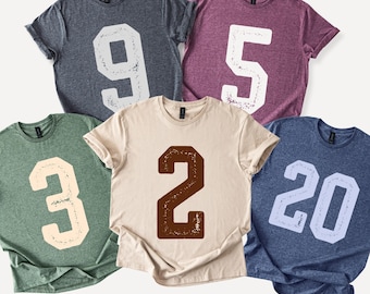 Benutzerdefinierte Nummer T-Shirt, Vintage Distressed Varsity Jersey T-Shirt, wählen Sie Ihr glückliches Alter Geburtstag Shirt, personalisierte Team Sport Unisex Top Geschenk