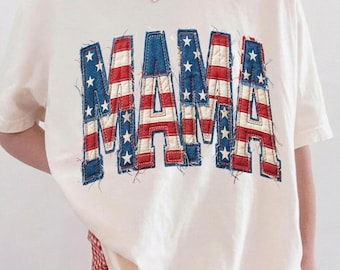 Camiseta Comfort Colors® Faux Patchwork Patriotic Mama, regalo coqueto para mamás americanas para el Día de la Madre, camiseta Cottagecore para el 4 de julio, camiseta USA Mama