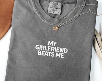 Comfort Colors Shirt Meine Freundin schlägt mich, lustiges Freund Shirt für Männer, sarkastisches Beziehungs Humor T-Shirt, Knebel Geschenk für genommene Jungs