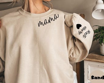 Benutzerdefiniertes Mama-Sweatshirt mit Kindername auf dem Ärmel, personalisiertes Mama-Sweatshirt, minimalistischer Mama-Hoodie, Geschenk für sie, Weihnachtsgeschenk für Mama