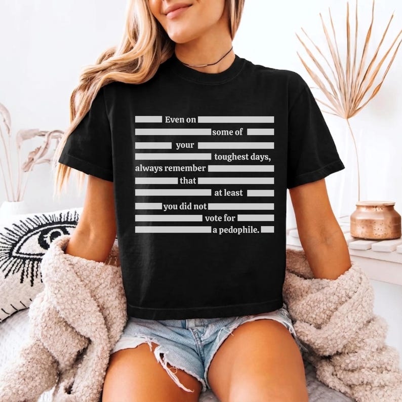 Puede incluir: Camiseta negra con texto blanco dispuesto en l&iacute;neas horizontales. El texto dice: "Incluso en tus d&iacute;as m&aacute;s dif&iacute;ciles, recuerda siempre que no votaste por un ped&oacute;filo."