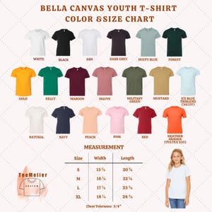 K&ouml;nnte beinhalten: Eine Farb- und Gr&ouml;&szlig;entabelle f&uuml;r Bella Canvas Jugend-T-Shirts. Die Tabelle zeigt verschiedene T-Shirt-Farben, darunter Wei&szlig;, Schwarz und Gold. Ma&szlig;e sind f&uuml;r die Gr&ouml;&szlig;en S, M, L und XL angegeben, mit Breiten von 38,7 cm bis 46,4 cm und L&auml;ngen von 53 cm bis 61,9 cm.