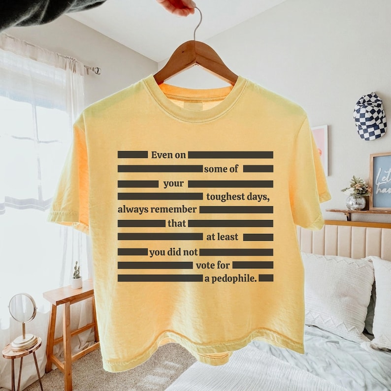 Puede incluir: Camiseta amarilla con texto negro. El texto dice: "Incluso en tus d&iacute;as m&aacute;s dif&iacute;ciles, recuerda siempre que no votaste por un ped&oacute;filo."