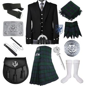 Peut inclure: Un ensemble complet de kilt écossais, comprenant une veste noire, un gilet, un kilt, une sporran, une ceinture et des accessoires. Le kilt est à carreaux verts et bleu marine. Comprend une boucle argentée, un sgian-dubh et des chaussettes blanches.