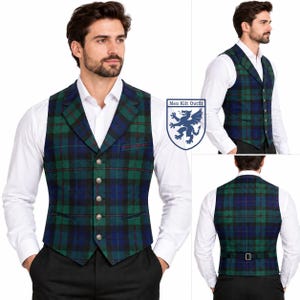 Peut inclure: Un gilet à motif tartan vert, bleu et noir avec un revers cranté, cinq boutons argentés et deux poches passepoilées. Le dos comprend une sangle réglable avec une boucle en métal. Un logo avec un dragon et le texte Men Kilt Outfit est présent.